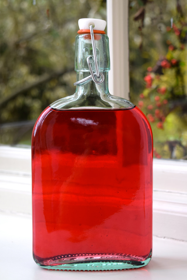 Homemade Raspberry Gin | www.rachelphipps.com @rachelphipps