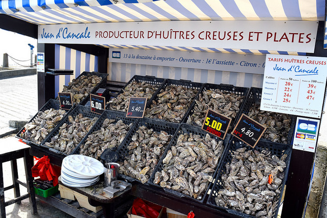 Exploring the Oyster Market in Cancale, Brittany | www.rachelphipps.com @rachelphipps