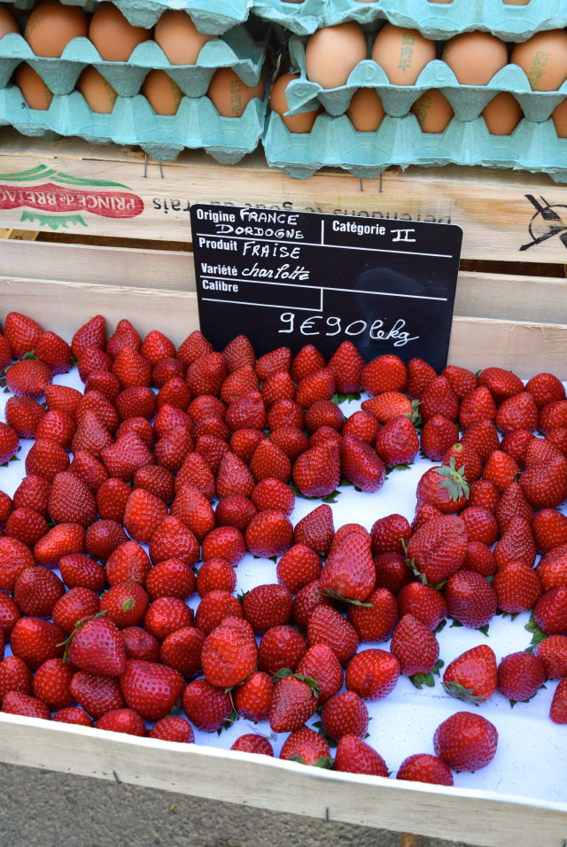 Strawberries at Combourg Market, Brittany | www.rachelphipps.com @rachelphipps