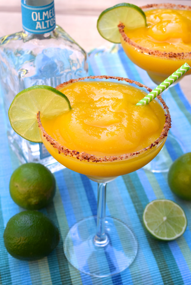 How To Make Frozen Mango Margaritas | www.rachelphipps.com @rachelphipps