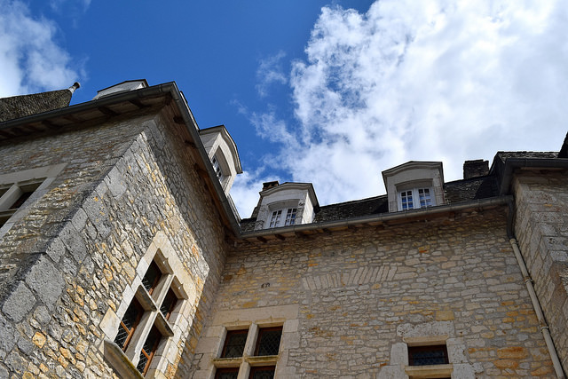 Looking up at Chateau de la Treyne | www.rachelphipps.com @rachelphipps