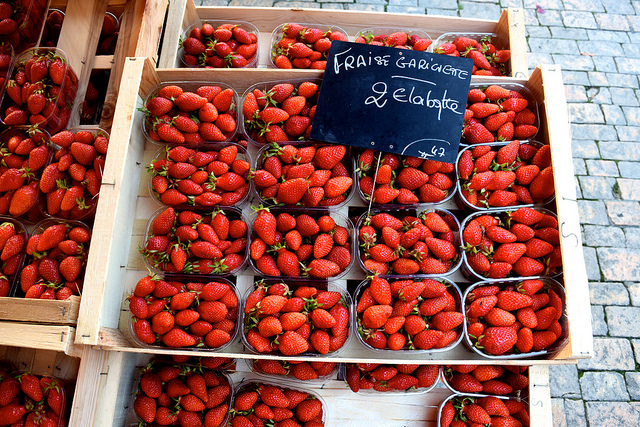 Local Strawberries at Sarlat Market | www.rachelphipps.com @rachelphipps