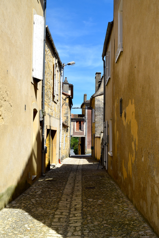 Alleys of Beaument-du-Perigod | www.rachelphipps.com @rachelphipps