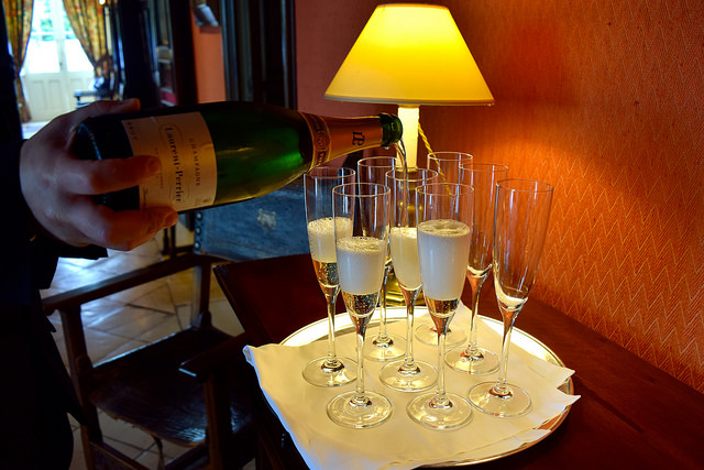 Pouring Champagne at Chateau de la Treyne | www.rachelphipps.com @rachelphipps