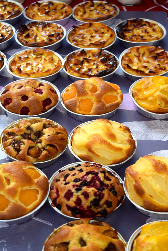 Local Fruitcakes at Sarlat Market | www.rachelphipps.com @rachelphipps