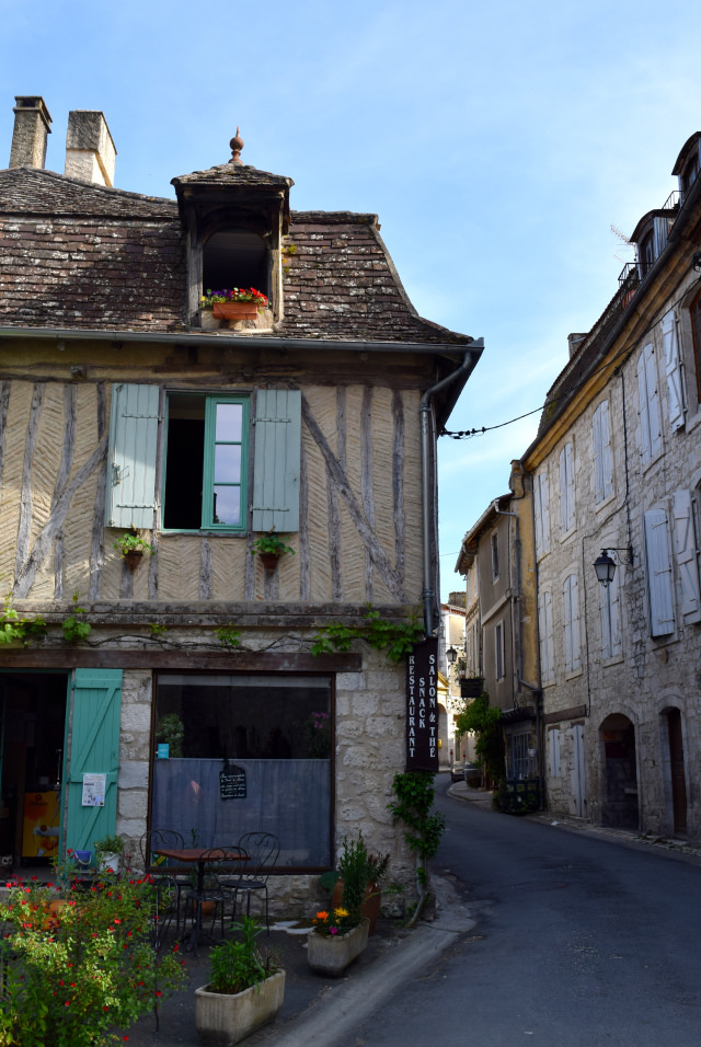 Issigeac, Dordogne Valley | www.rachelphipps.com @rachelphipps