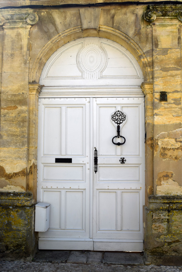 White Door in Beaumont-du-Perigod | www.rachelphipps.com @rachelphipps