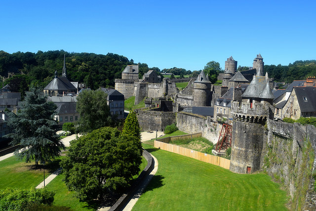 Exploring Fougeres Castle Battlements | www.rachelphipps.com @rachelphipps