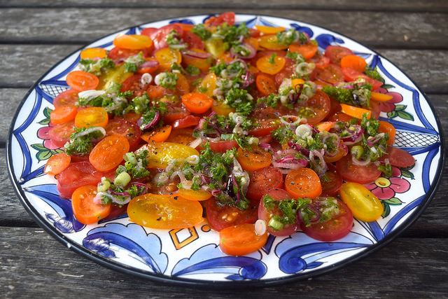 Rainbow Tomato Salad | www.rachelphipps.com @rachelphipps