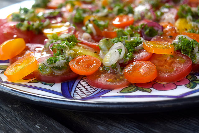 Easy Tomato Salad | www.rachelphipps.com @rachelphipps