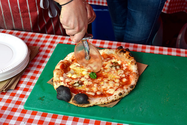 Classic Neopolitan Pizza from That's Amore Pizza Co. | www.rachelphipps.com @rachelphipps