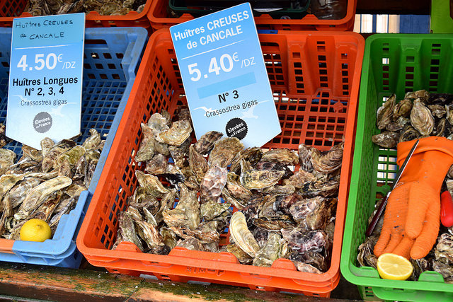 Cancale Oyster Market | www.rachelphipps.com @rachelphipps