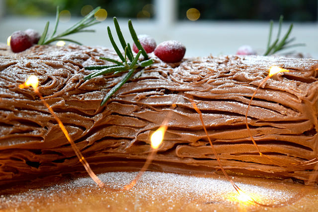 Easy Christmas Chocolate Yule Log | www.rachelphipps.com @rachelphipps