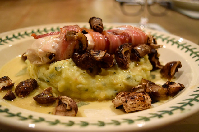 Gousto Bacon Wrapped Chicken with Garlic Mash and Roasted Mushrooms | www.rachelphipps.com @rachelphipps