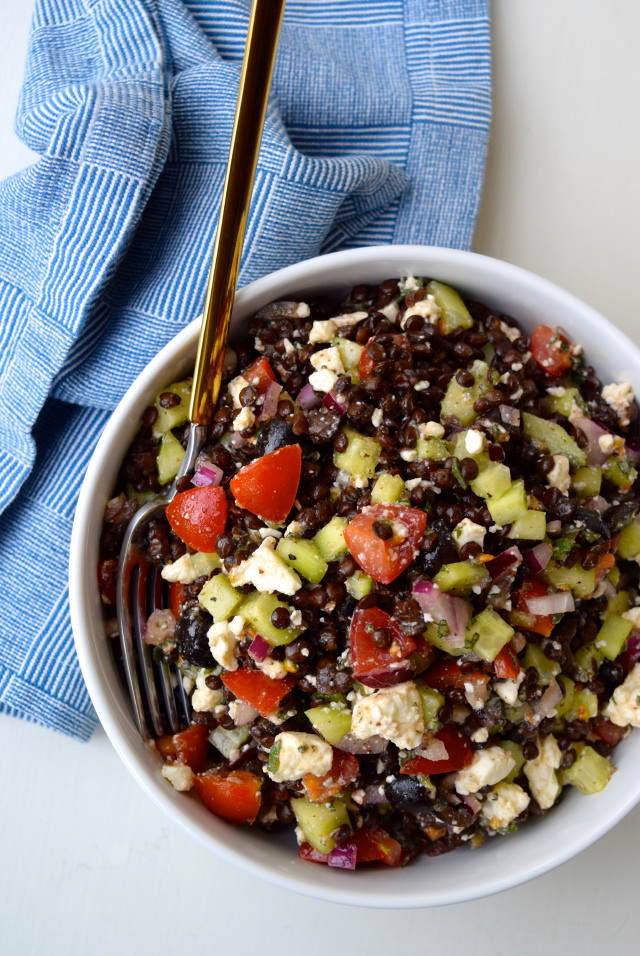 Greek Salad Lentil Bowl - an easy & delicious winter lunch treat | www.rachelphipps.com @rachelphipps