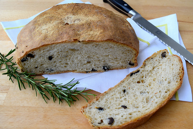 No-knead Rosemary and Black Olive Loaf | www.rachelphipps.com @rachelphipps
