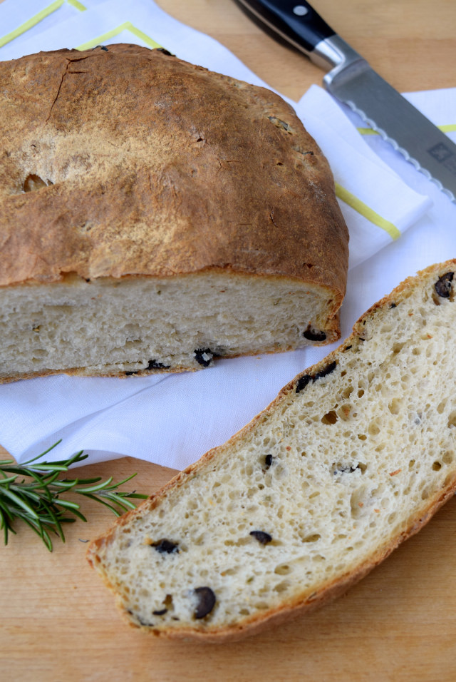 No-knead Rosemary & Black Olive Loaf | www.rachelphipps.com @rachelphipps