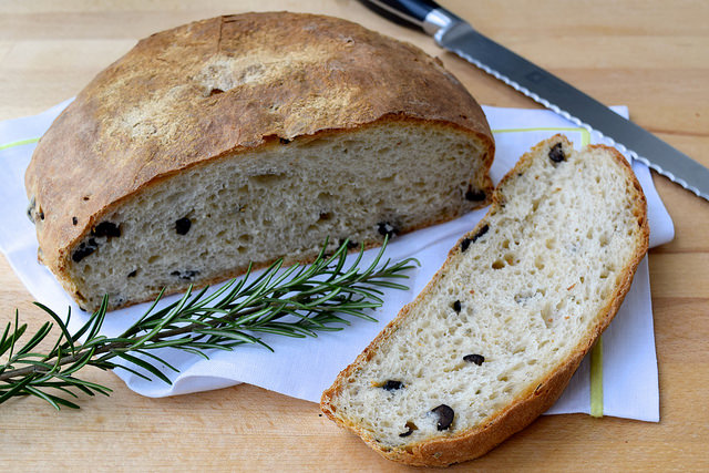 No-knead Rosemary Black Olive Loaf | www.rachelphipps.com @rachelphipps