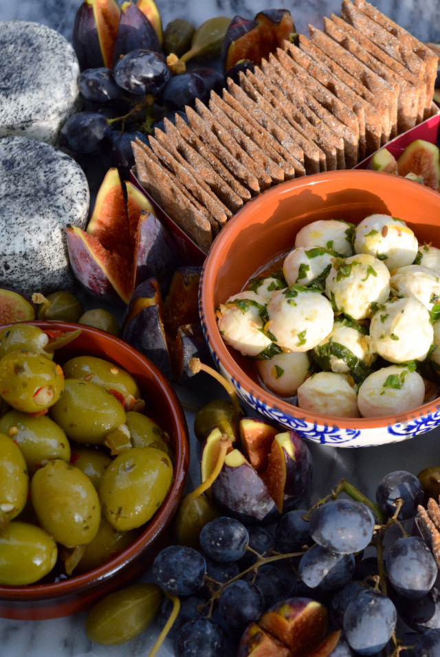 Marinated Olives & Mozzarella | www.rachelphipps.com @rachelphipps