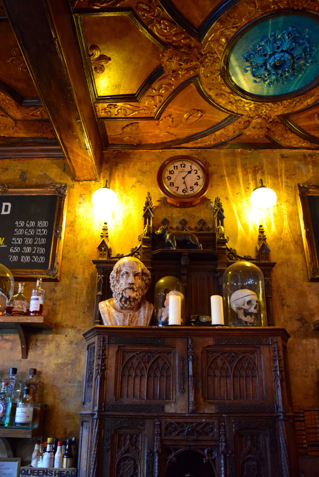 Behind The Bar at The Old Queen's Head, Islington | www.rachelphipps.com @rachelphipps