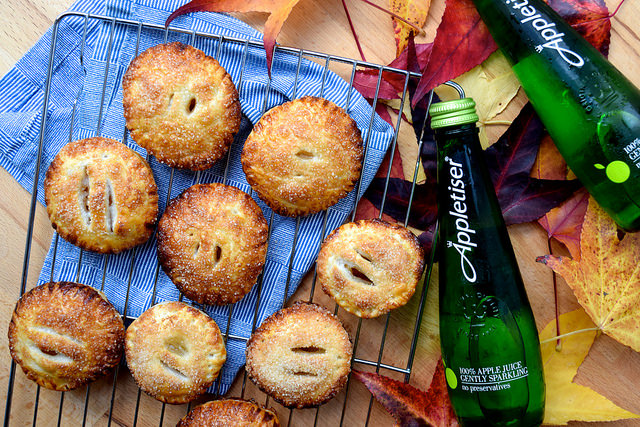 Easy Apple Hand Pies | #applepie #apple #handpie #autumn #fall www.rachelphipps.com @rachelphipps