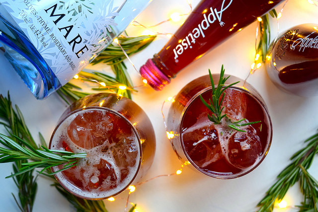 Appletiser & Gin Mare Pomegranate & Rosemary Spritz #christmas #cocktail #pomegranate | www.rachelphipps.com @rachelphipps 