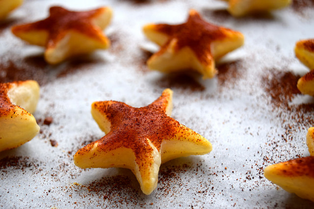 Spicy Paprika Cocktail Stars #christmas #newyear #canape