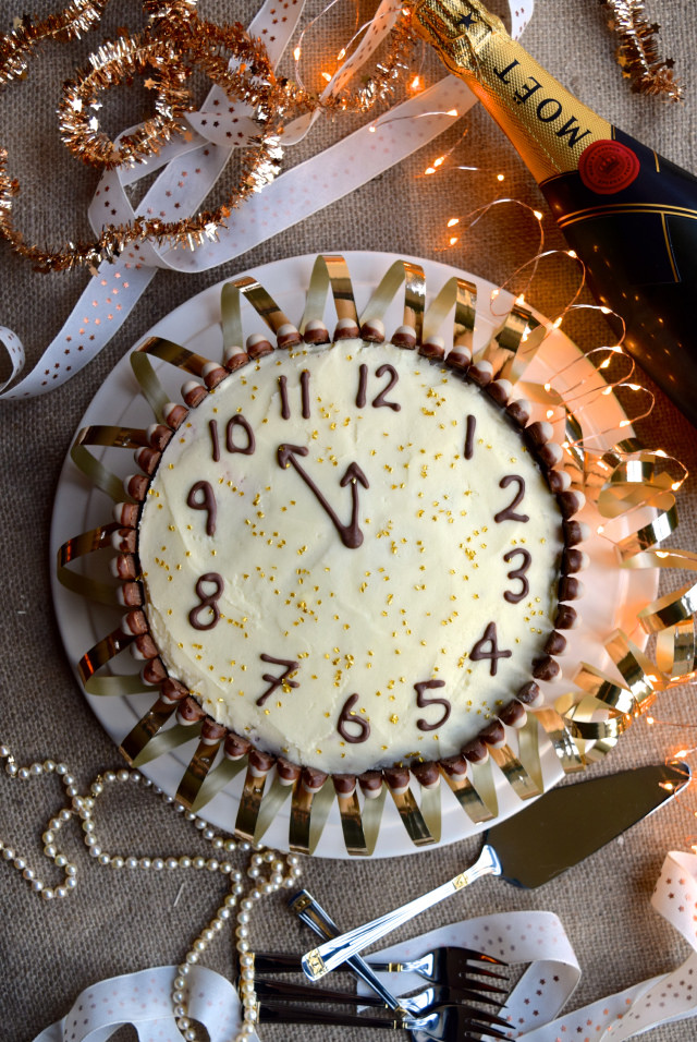 New Years Eve Clock Cake #newyear #newyearseve #cake #baking #party #chocolate #cherry #cognac