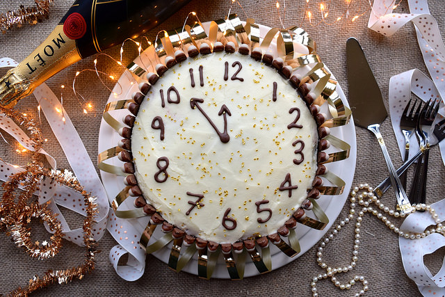 New Years Clock Cake #newyear #newyearseve #cake #baking #party #chocolate #cherry #cognac