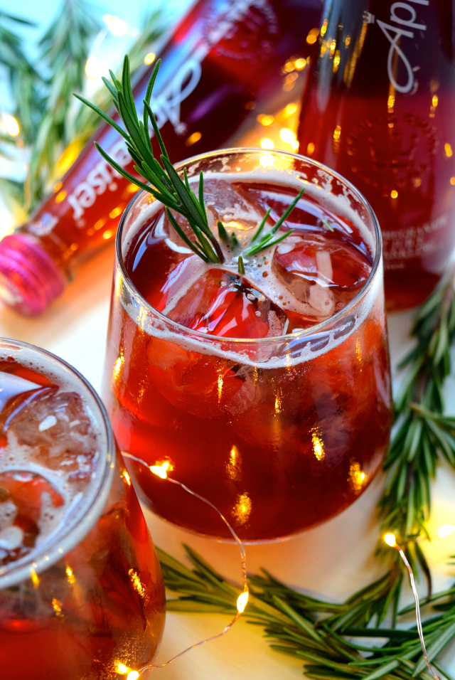 Pomegranate & Rosemary Spritz #christmas #cocktail #pomegranate | www.rachelphipps.com @rachelphipps 