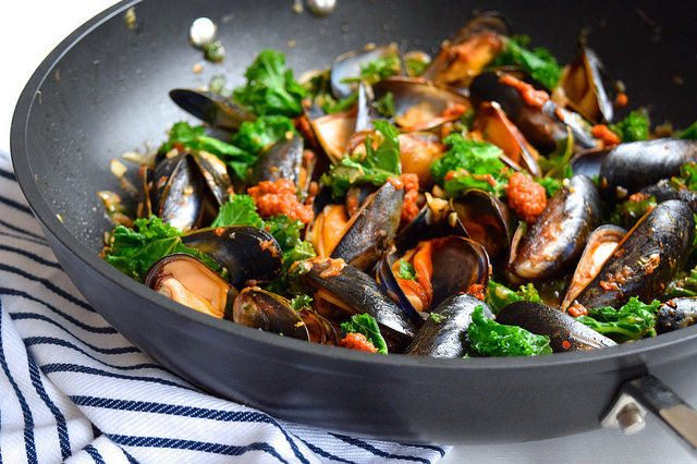 Mussels with Sundried Tomato Pesto and Kale #mussels #seafood #tomato #pesto #kale #dinner #onepan #onepot
