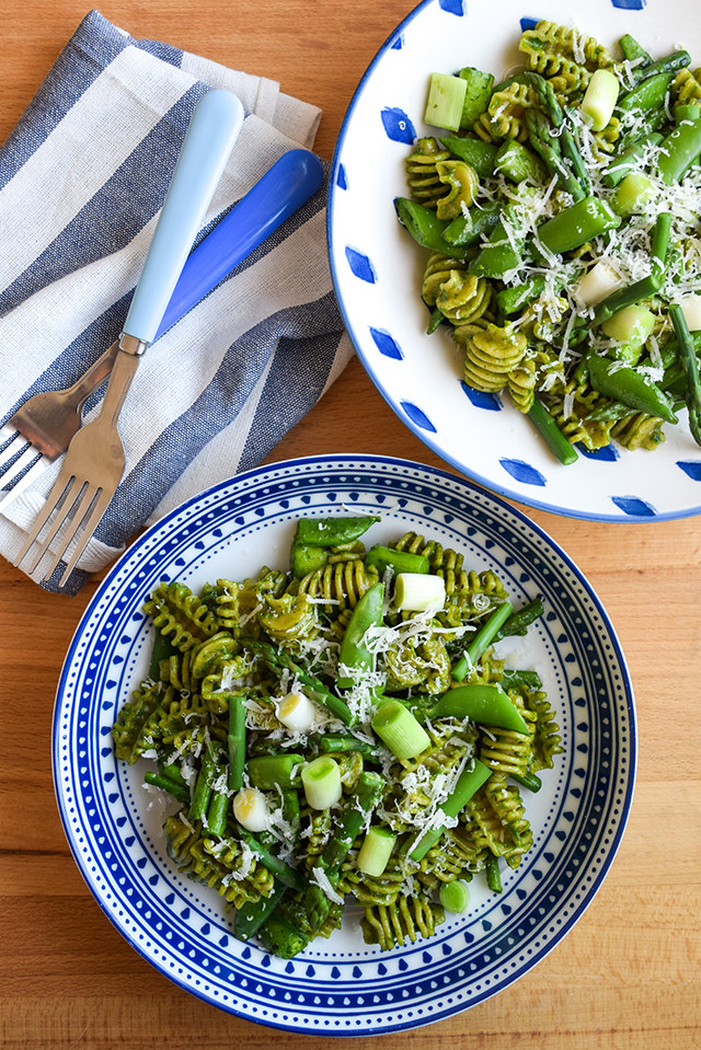Wholemeal Pasta with Spring Greens & Fresh Spinach Pesto #pasta #spinach #springgreens #snappeas #asparagus #leeks #meatfreemonday
