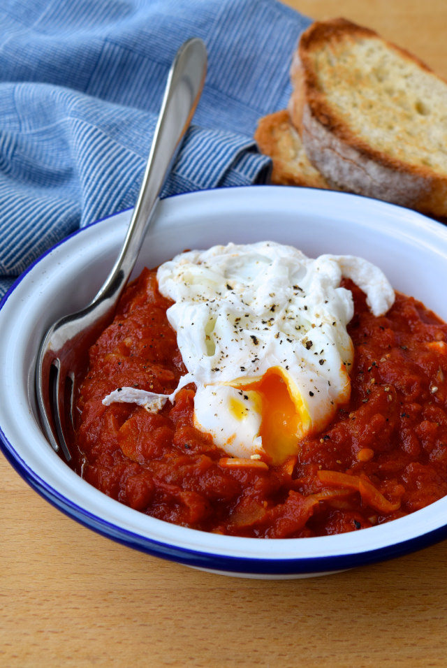 Madeiran Tomato and Onion Stew #tomato #onion #stew #cheapeats #budget #egg #poachedegg