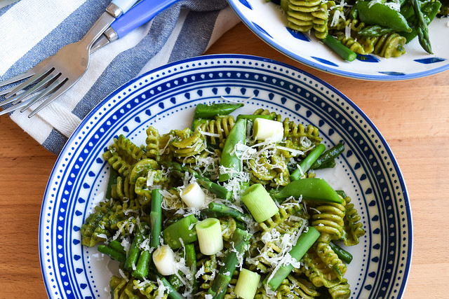 Pasta with Spring Greens & Fresh Spinach Pesto #pasta #spinach #springgreens #snappeas #asparagus #leeks #meatfreemonday
