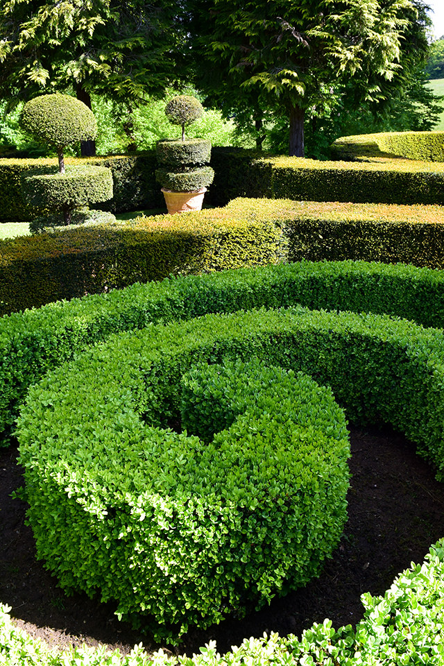 Decorative Hedges at the Jardins de Eyrugnac #gardens #eyrugnac #dordogne #france #travel