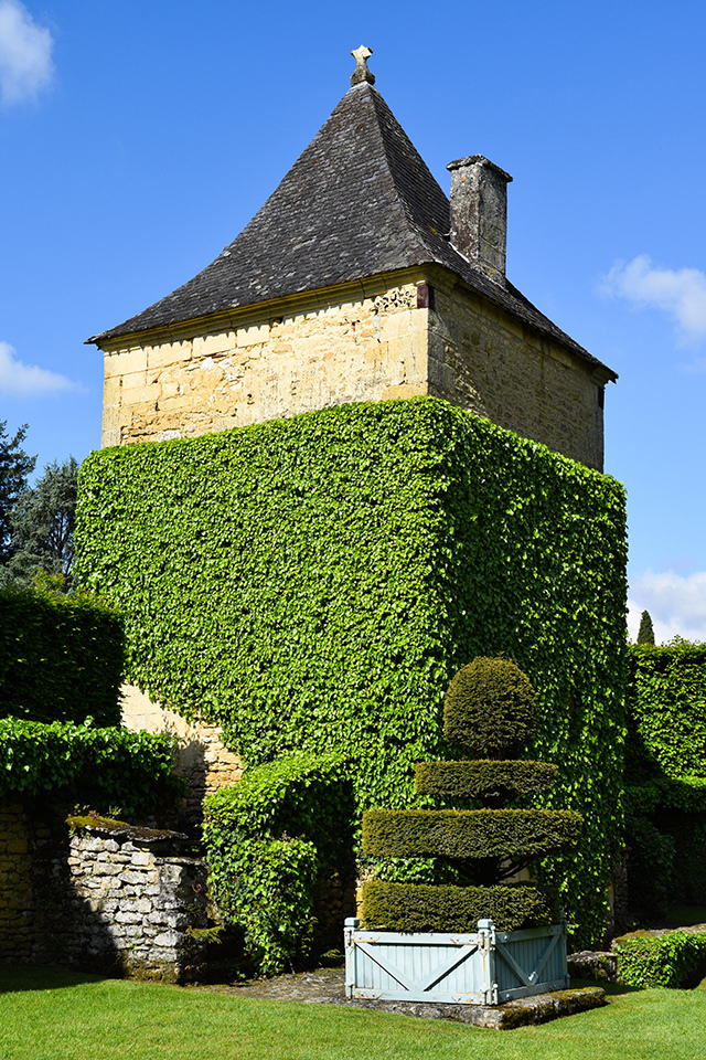 Giant Dovecote at the Jardins de Eyrugnac #gardens #eyrugnac #dordogne #france #travel