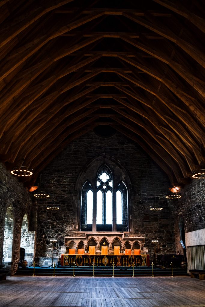 King Hakons Hall in Bergen with soaring wooden ceilings and a dais of chairs set at the end.