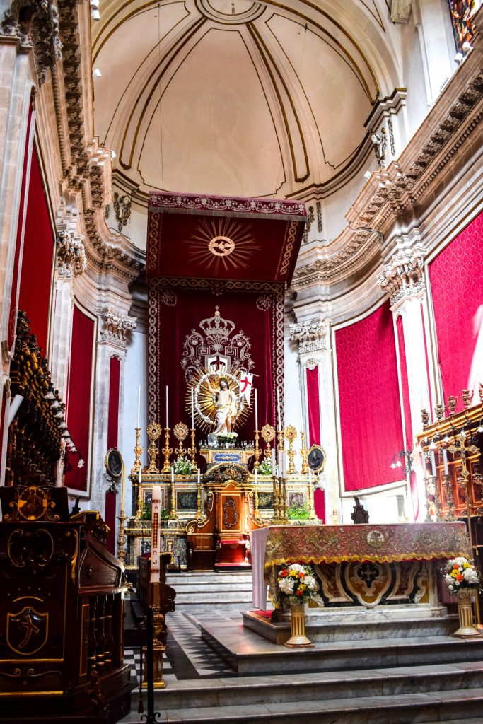 Red, white and gold decorated alter in Duomo di San Giorgio, Ragusa.